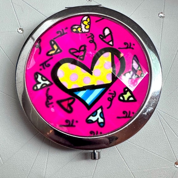 🎨 Vintage Stylish Retro and Artistic Romero Britto Heart Mirror Compact 🎨 - Picture 2 of 16